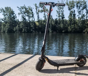 Test Sharp EM-KS1A : une trottinette électrique qui exige quelques concessions